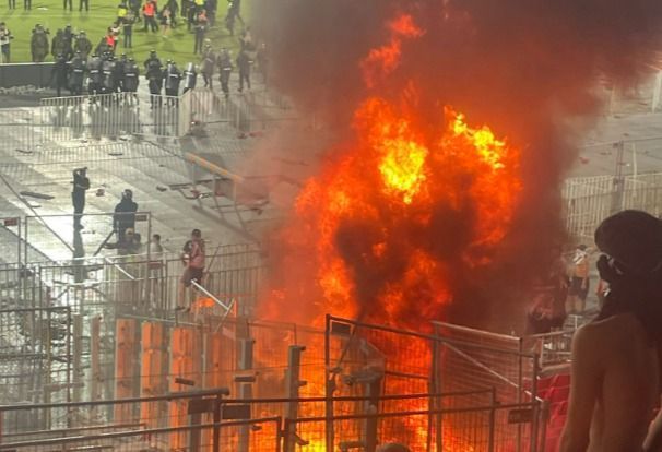 Torcida do Colo-Colo ateia fogo a estádio, e Supercopa do Chile é suspensa