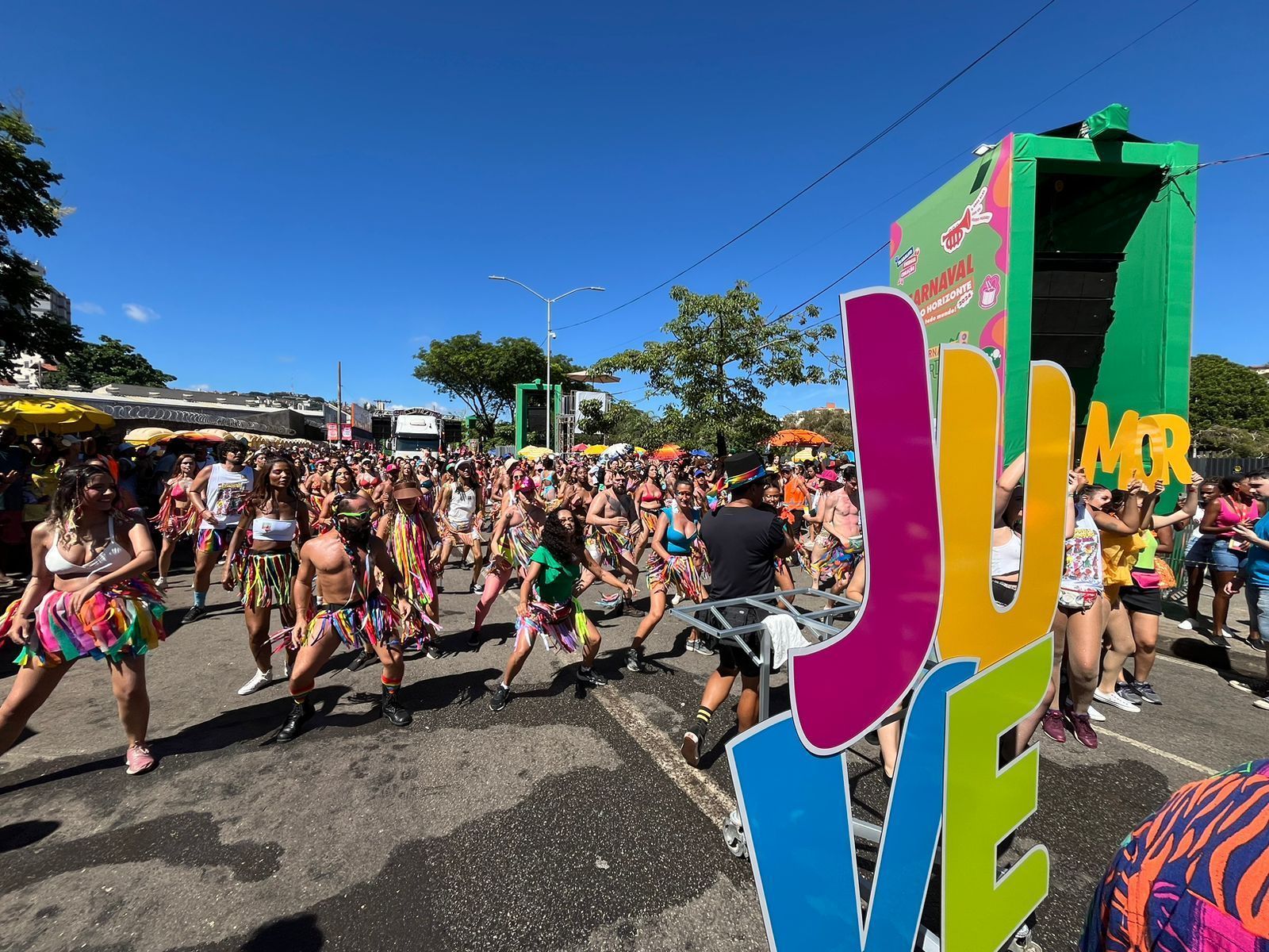 Juventude Bronzeada leva axé dos anos 90 e pauta do ônibus 0800 ao Carnaval de BH