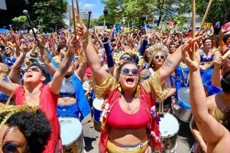 'Truck do Desejo' leva visibilidade, diversidade e pluralidade à avenida