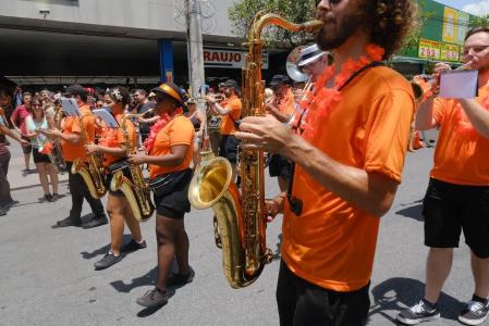 Fotos de pessoas de várias idades aproveitando o bloco Magnólia, de música de Jazz, na capital mineira