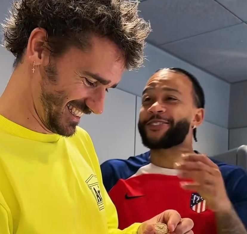 Depay presenteia Griezmann com anel de ouro após feito no Atlético de Madrid
