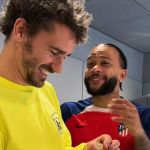 Depay presenteia Griezmann com anel de ouro após feito no Atlético de Madrid