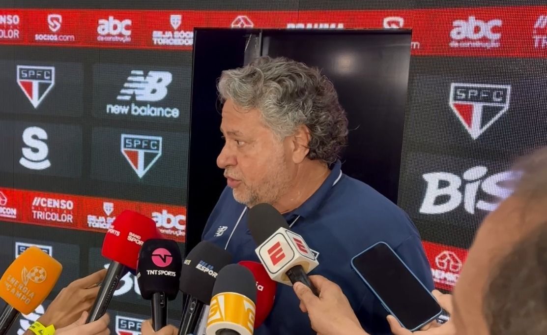 Presidente do São Paulo critica arbitragem após clássico com Santos