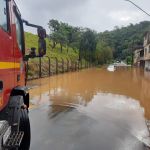 Bombeiros resgatam 98 pessoas com vida após temporal em Juiz de Fora