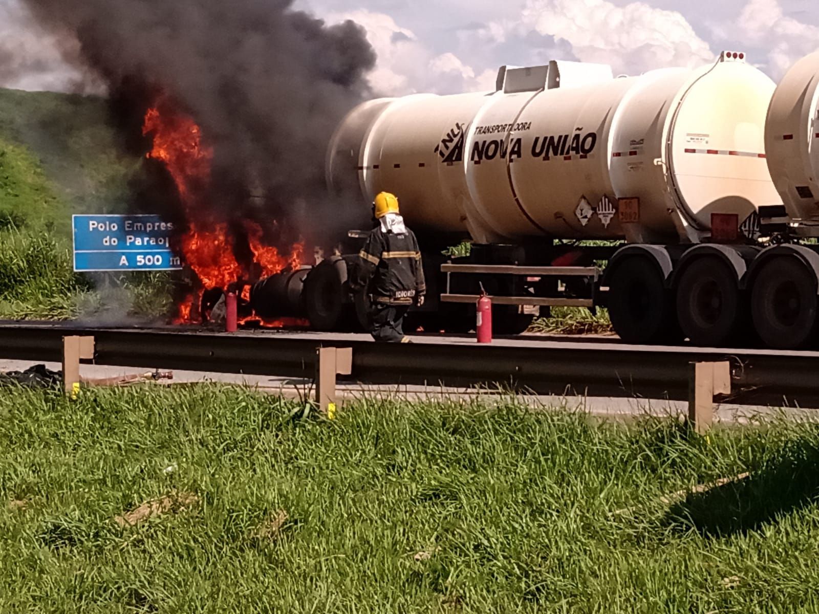 Vídeo: cavalo mecânico de carreta pega fogo na BR-262, na Grande BH; veículo transportava biodiesel