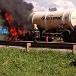Vídeo: cavalo mecânico de carreta pega fogo na BR-262, na Grande BH; veículo transportava biodiesel