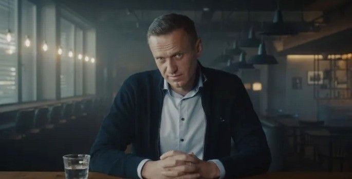 Funcionários da prisão alegam que Navalny teve morte súbita, mas família acredita em assassinato