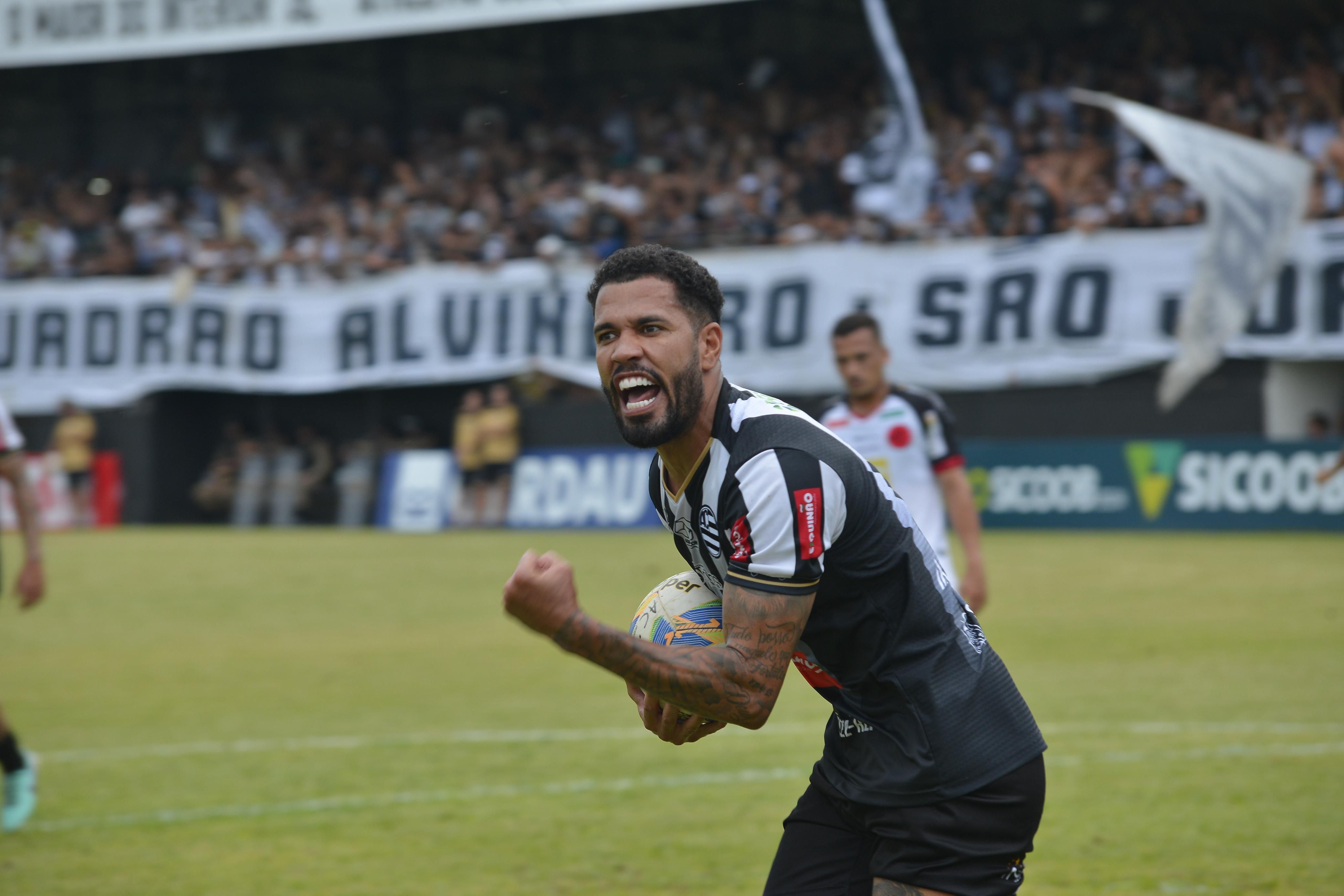 Athletic goleia Pouso Alegre em jogo com reviravolta e goleiro herói
