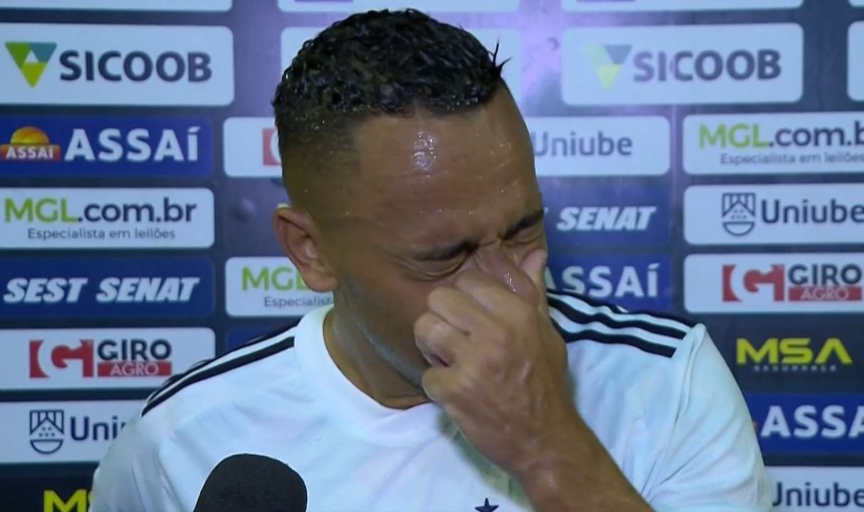 Jogador do Cruzeiro chora e faz lista de agradecimentos após marcar gol em vitória