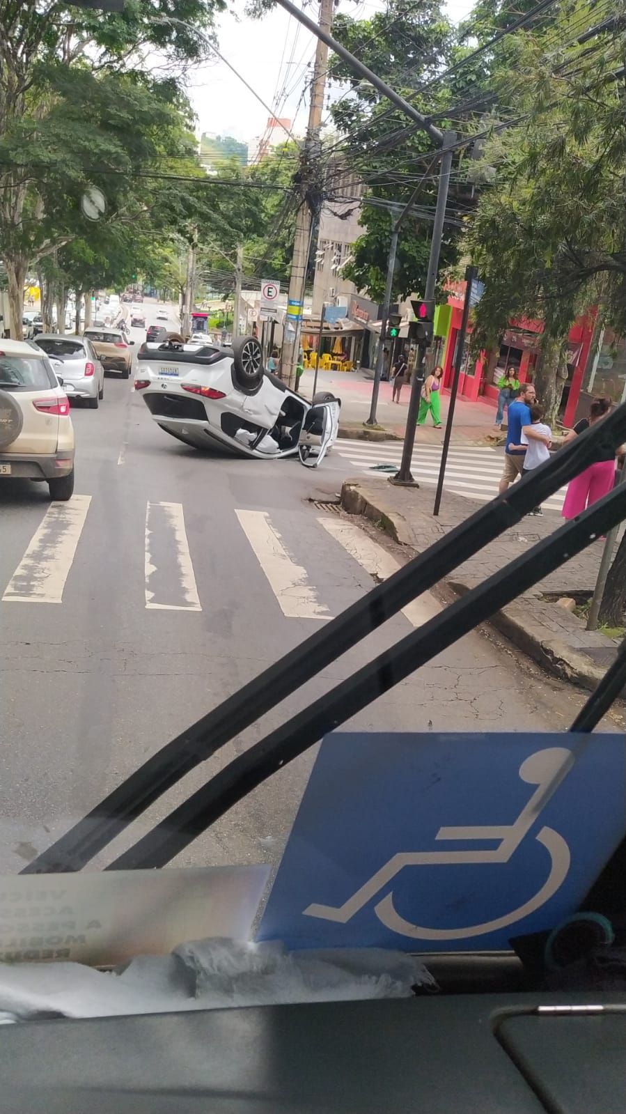 Vídeo: mulher e criança de seis anos ficam feridas após carro capotar em avenida de BH