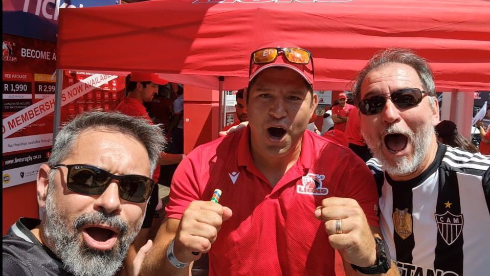 Ídolo do rugby grita 'Galo' ao encontrar torcedores na África do Sul; assista