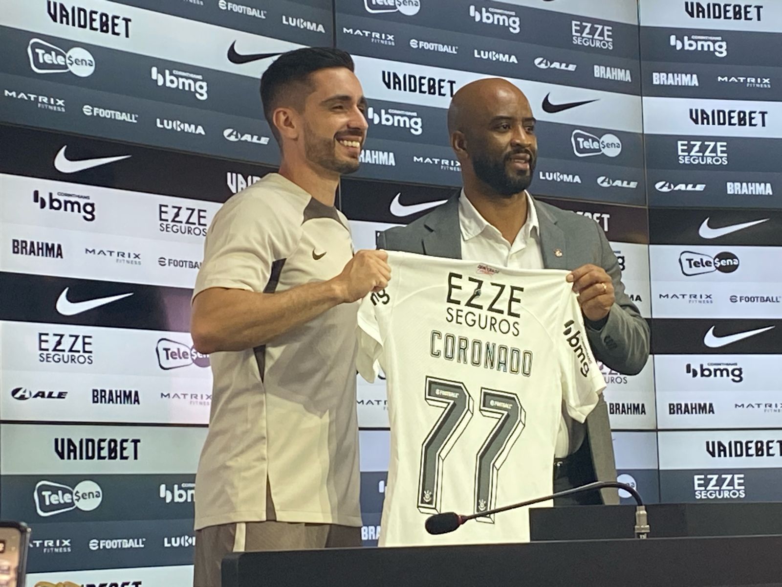 Técnico do Corinthians conversa com Coronado e aponta posição ideal para o meia