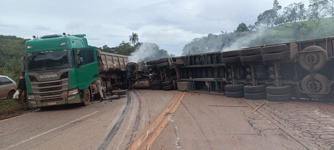 Batida entre duas carretas interdita totalmente a BR-040, em Congonhas