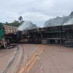 Batida entre duas carretas interdita totalmente a BR-040, em Congonhas