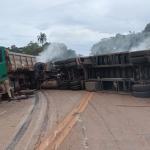 Batida entre duas carretas interdita totalmente a BR-040, em Congonhas