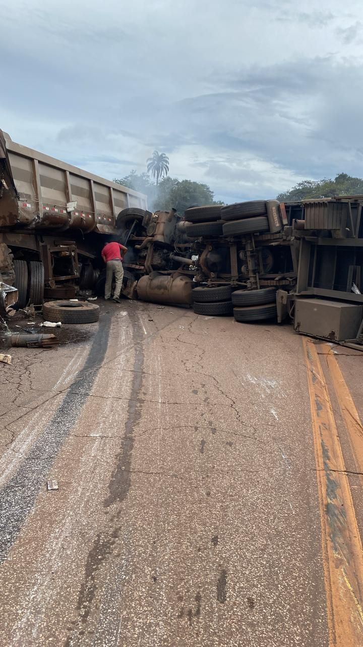 Veja imagens da batida entre duas carretas na BR-040; pista continua bloqueada