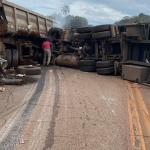 Veja imagens da batida entre duas carretas na BR-040; pista continua bloqueada
