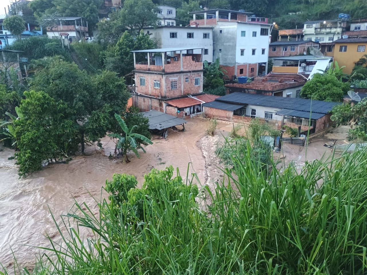 Vídeo: veja os estragos causados por temporal que causou mortes no Rio de Janeiro