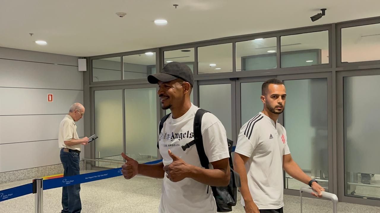 Novo reforço do Inter, volante Fernando desembarca em Porto Alegre