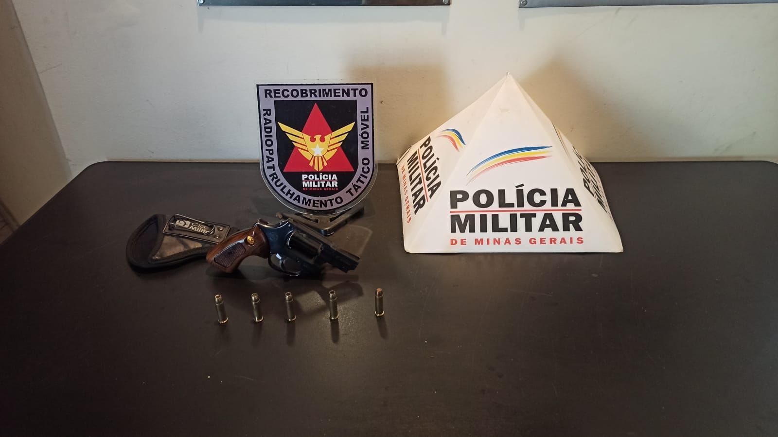 Pai e filho adolescente são presos por porte ilegal de arma em Gov. Valadares, Minas
