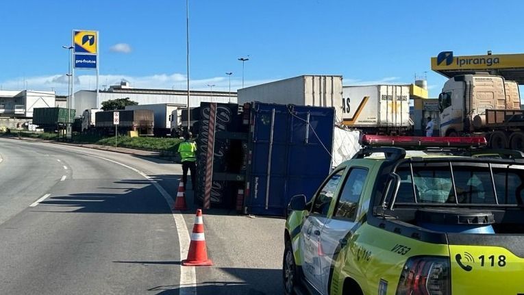 Carreta tomba e interdita importante avenida de Contagem, na Grande BH