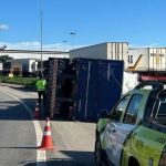 Carreta tomba e interdita importante avenida de Contagem, na Grande BH