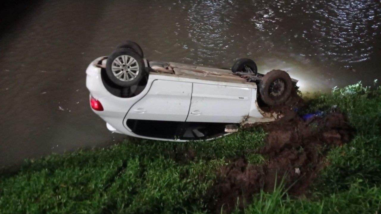 Carro capota e vai parar dentro de rio em Poços de Caldas, no Sul de Minas
