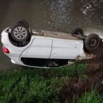Carro capota e vai parar dentro de rio em Poços de Caldas, no Sul de Minas