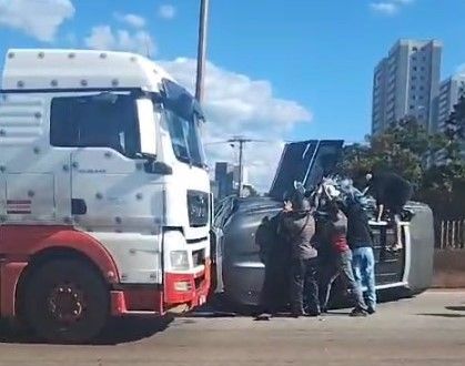 Caminhonete tomba após acidente com carreta na Rodovia Fernão Dias, em Contagem, na Grande BH