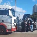 Caminhonete tomba após acidente com carreta na Rodovia Fernão Dias, em Contagem, na Grande BH