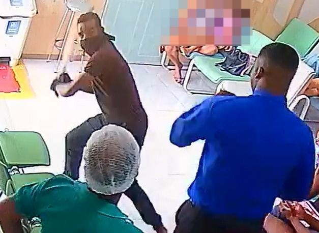 Vídeo: homem ataca segurança com espada em hospital para crianças na Bahia