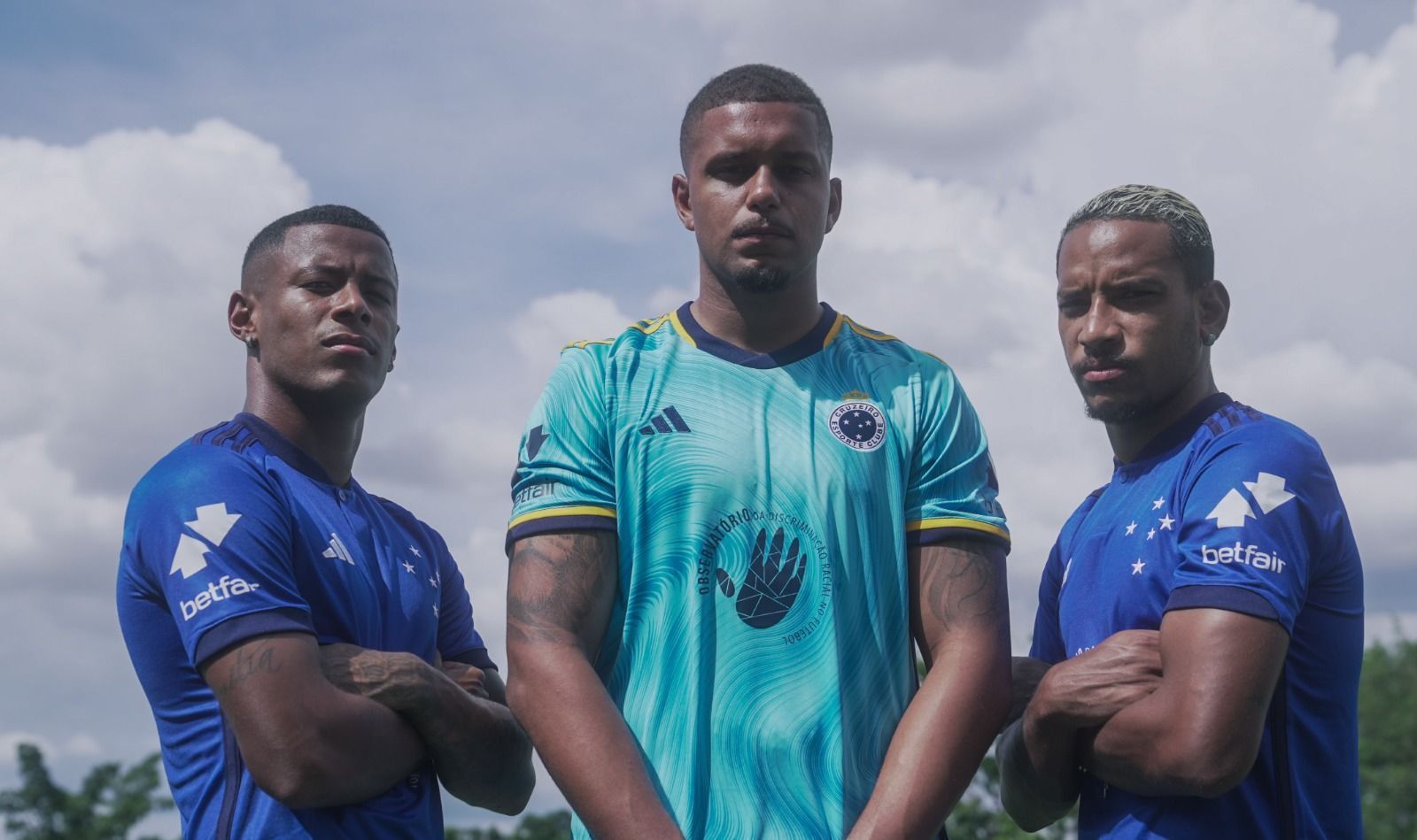 Patrocinador cede espaço na camisa do Cruzeiro para ação contra o racismo