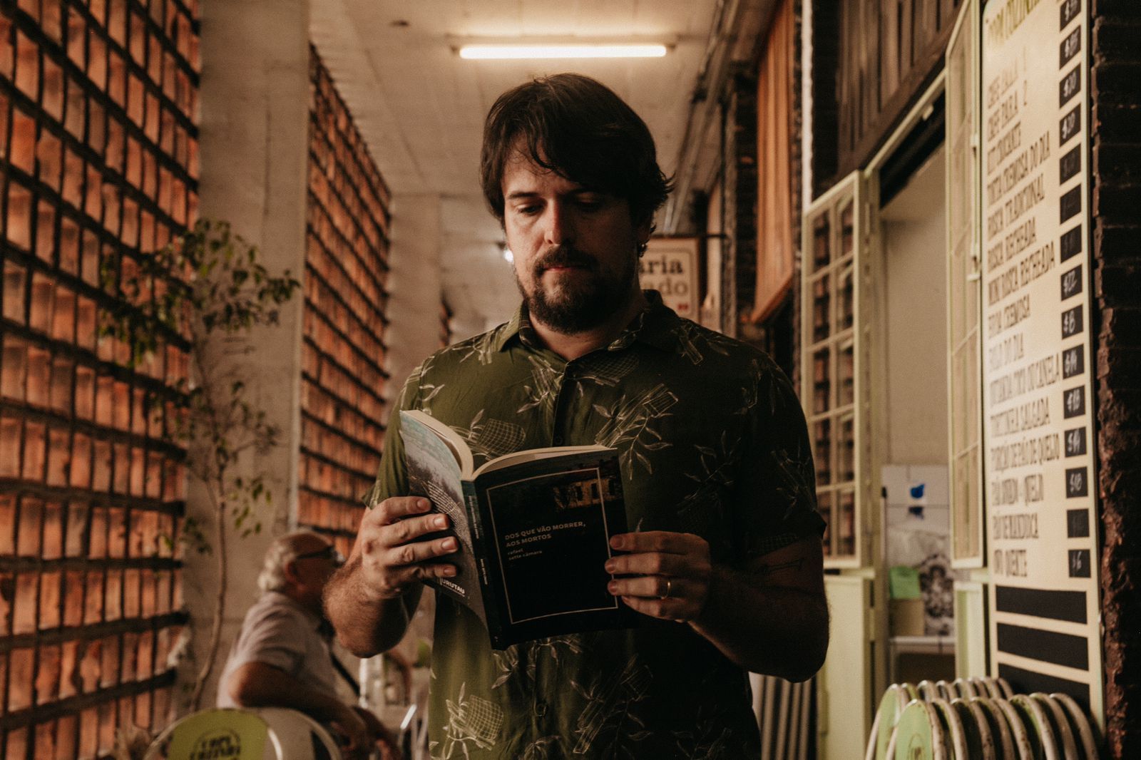 Escritor mineiro que quebrou recorde na pré-venda lança seu livro de estreia em BH neste sábado (2)