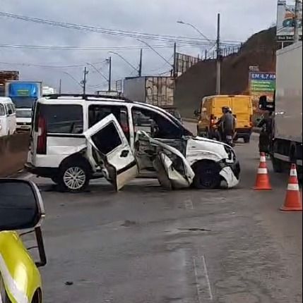 Vídeo: acidente entre carreta e carro deixa criança de 10 anos ferida em Contagem, na Grande BH