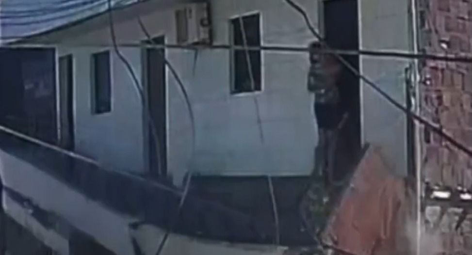 Vídeo: sacada desaba e deixa mulher e criança de 3 anos feridas em Pernambuco