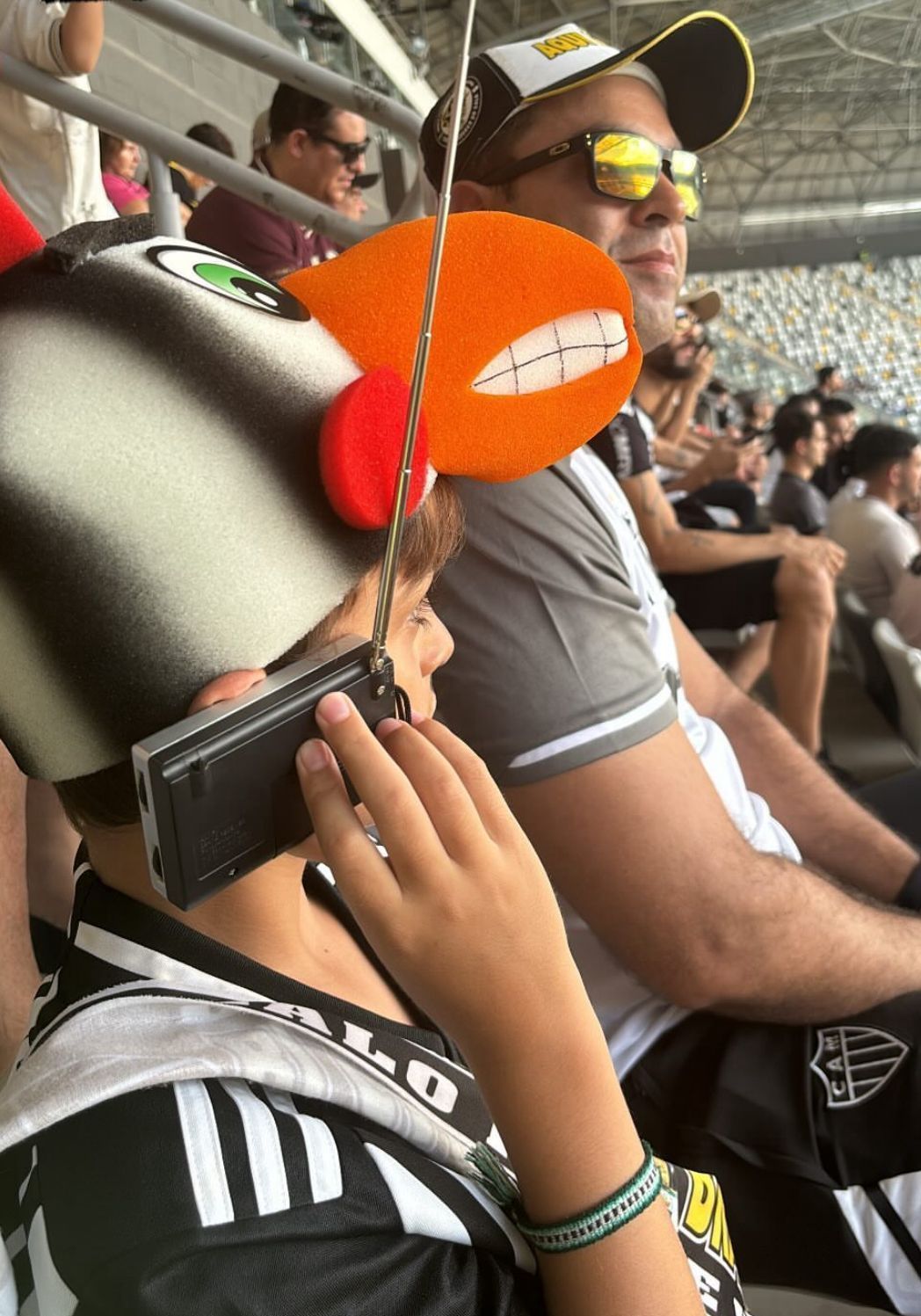 Pequeno torcedor do Atlético deixa celular de lado e mantém 'hábito raiz'