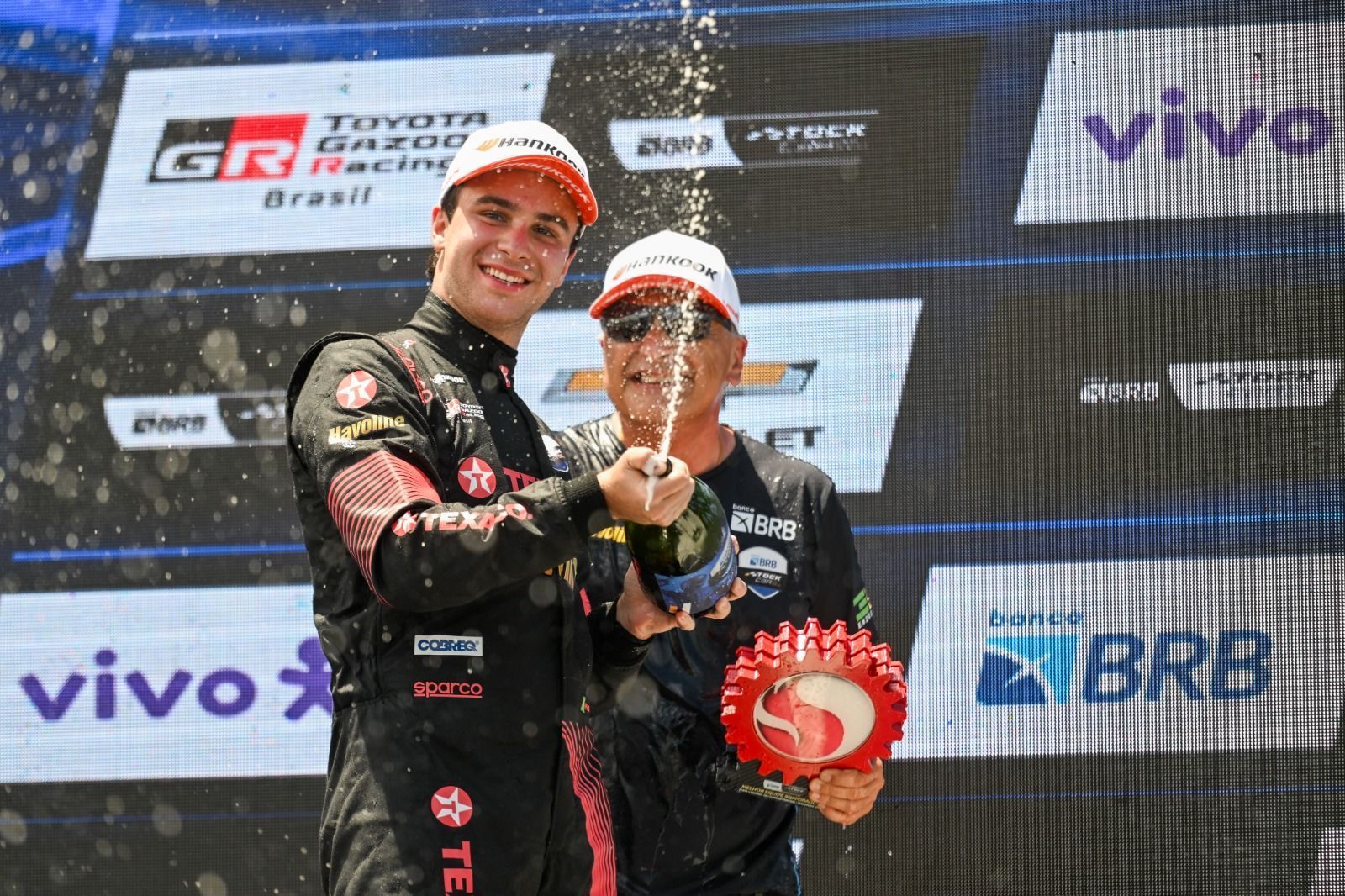 Em etapa com homenagens, Felipe Baptista vence na abertura da Stock Car 2024