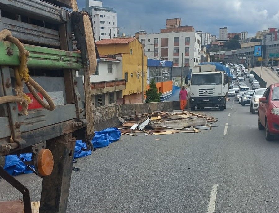 Carga de madeirite cai de caminhão e interdita trânsito na Av. Cristiano Machado, em BH