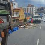 Carga de madeirite cai de caminhão e interdita trânsito na Av. Cristiano Machado, em BH