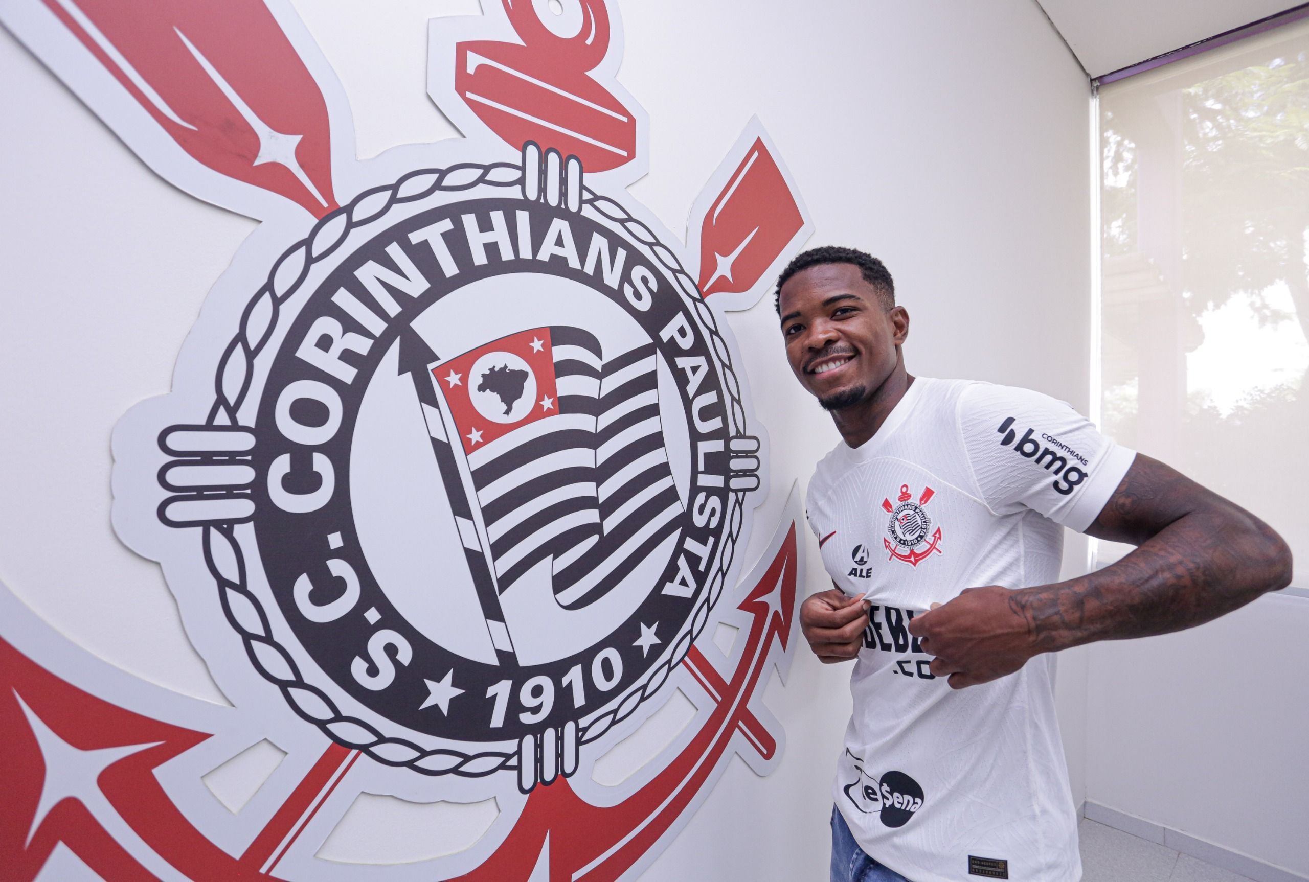 Corinthians anuncia a contratação do zagueiro Cacá