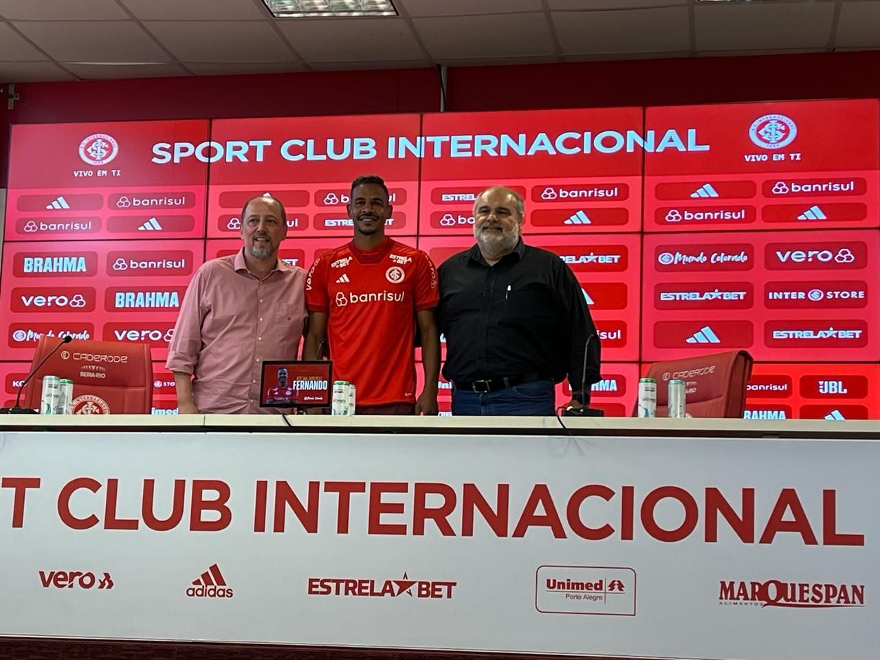 Fernando é apresentado no Inter e explica motivo de saída do Vila Nova