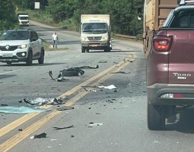 Carreta e carro batem de frente na BR-381 altura de trevo de Ravena