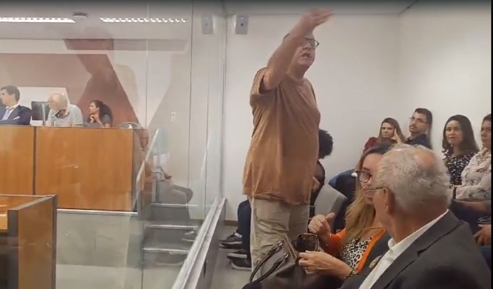 'Duas deputadas mulheres e a gente ser chamada de vagabunda?', questiona manifestante após confusão na ALMG