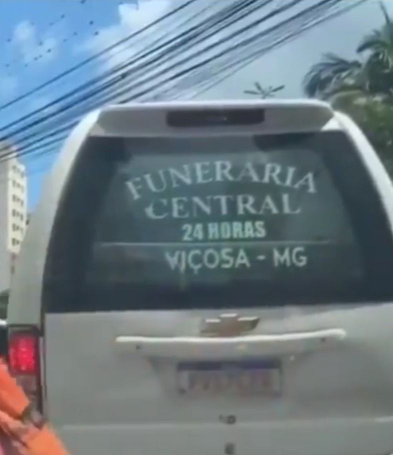 Pé roçando a parte de trás de um carro funerário intriga a web; veja o vídeo