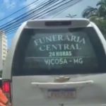 Pé roçando a parte de trás de um carro funerário intriga a web; veja o vídeo