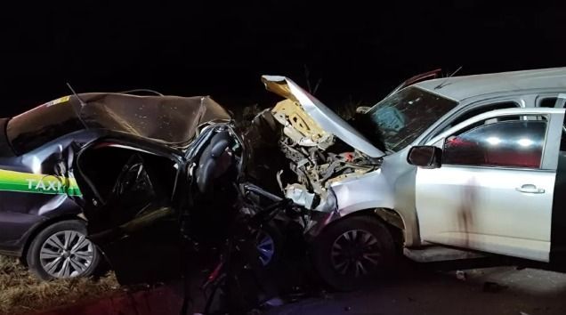 Acidente entre táxi e caminhonete deixa cinco mortos e cinco feridos em Goiás
