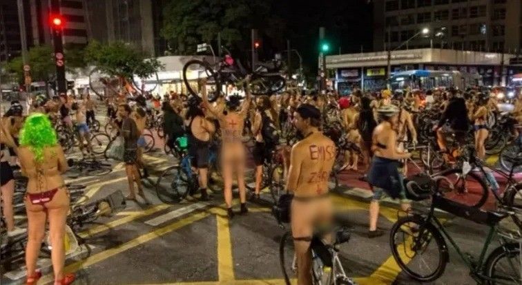 Dezenas de ciclistas pelados fazem manifestação na Avenida Paulista; entenda