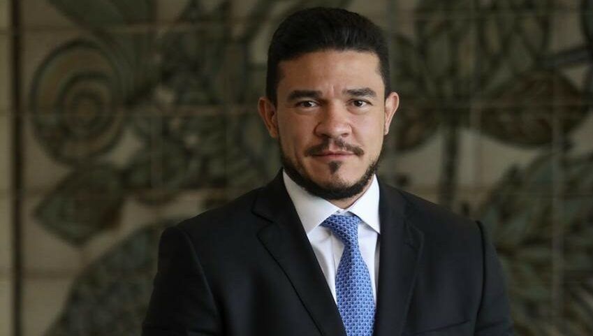 Zema exonera servidor suspeito de pedir propina em Brasília