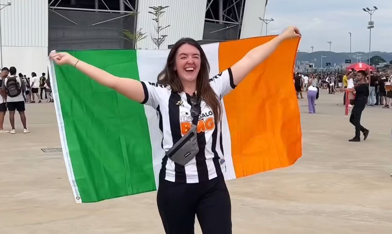 Irlandesa vai a jogo do Atlético e se encanta em tarde na Arena MRV