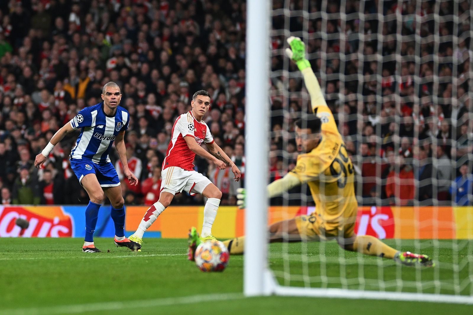 Brasileiros erram pênaltis, Arsenal vence Porto e avança às quartas da Champions